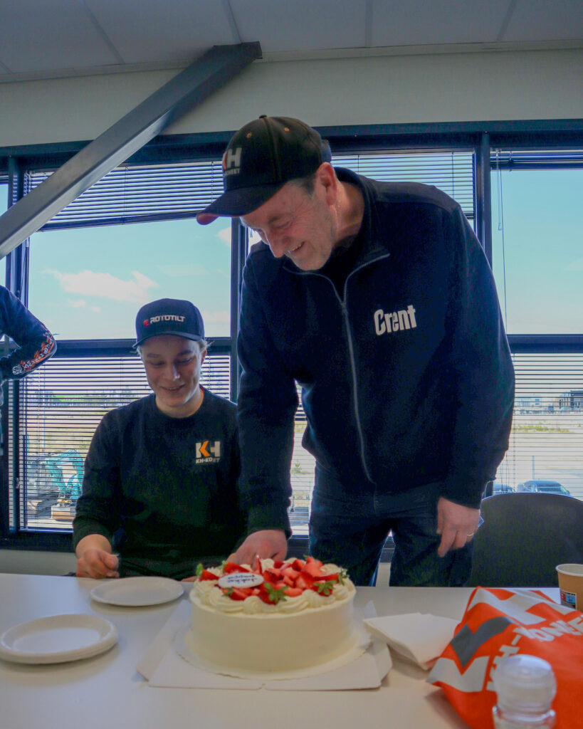 Jouko Häkkinen hoitaa vielä yhden homman ennen eläkettä: kakun leikkaamisen.